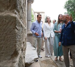 Doña Leonor y Doña Sofía se dirigen a la plaza del pueblo de Sant Martí Vell